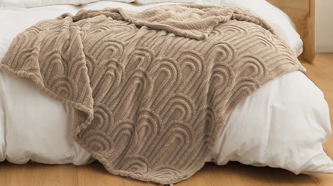 Cozy Comfort Meets Style: The Ultimate Fleece Throw Blanket for Your Couch